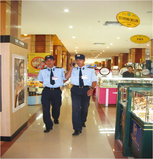 Các nhân viên bảo vệ đi tuần hành, kiểm tra khắp các tầng siêu thị